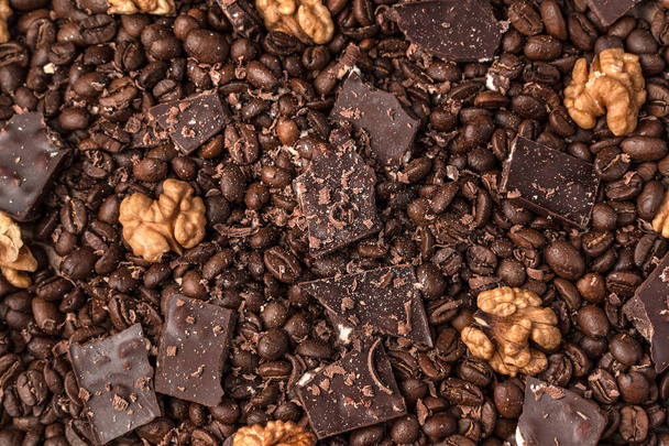 Noix, chocolat et grains de café, fond. La vue du haut. - Photo, image