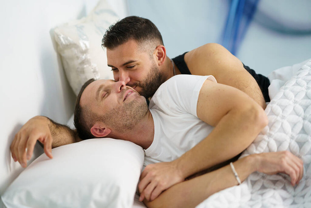 gay casal no um romântico momento no cama. - Foto, Imagem