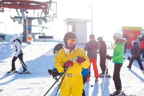  turistas de esquiadores y snowboarders, la estación de esquí más grande de Europa del Este - Foto, Imagen