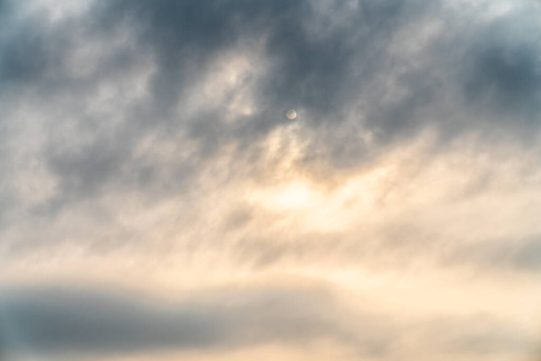 Μια συννεφιασμένη μέρα στο ηλιοβασίλεμα, με σύννεφα και ήλιο  - Φωτογραφία, εικόνα