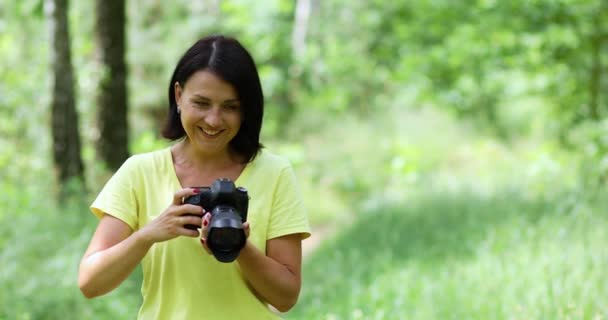 Fotógrafo feminino tirar foto com uma câmera profissional ao ar livre, - Filmagem, Vídeo