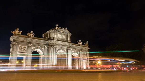 Puerta de Alcala (Alcala Gate) yöllä Madridissa, Espanjassa - Valokuva, kuva