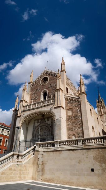 Vista ad angolo basso della Cattedrale di San Jeronimo el Real a Madrid, Spagna. Vista frontale della Cattedrale durante una giornata nuvolosa - Foto, immagini