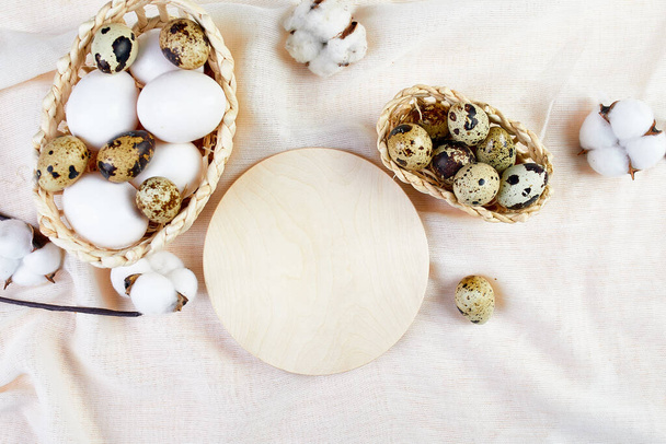 Húsvéti asztal beállítás tojással, gyapjú virág fehér textil vászon terítő. Ünnepek háttér fénymásolás, lapos laikus, felülnézet. - Fotó, kép