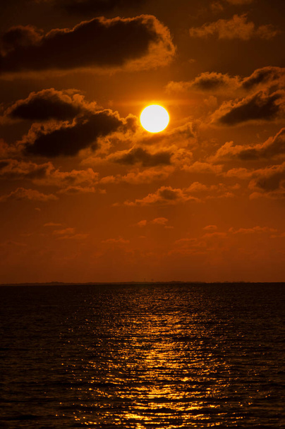 夕日の海と空｜美しい海景. - 写真・画像