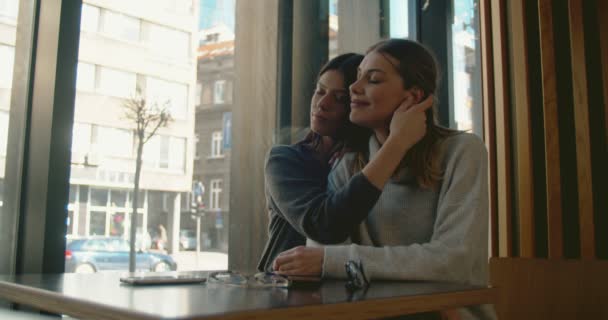 Mladá žena pár v kavárně - Záběry, video