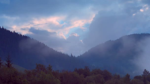 Niebla matutina en las montañas y el puente sobre el río
 - Imágenes, Vídeo