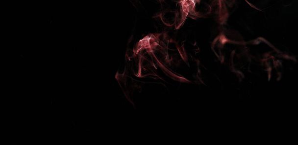 humo rojo sobre fondo negro. diseño de fuego - Foto, imagen