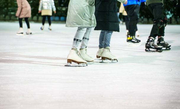 Les gens patinent sur la patinoire en hiver. - Photo, image