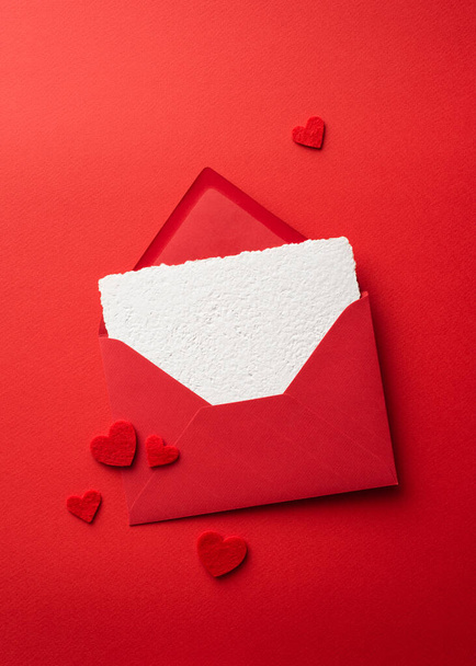 Dia dos Namorados vermelho fundo com modelo de cartão de saudação com envelope e corações. Vista superior com espaço de cópia - Foto, Imagem