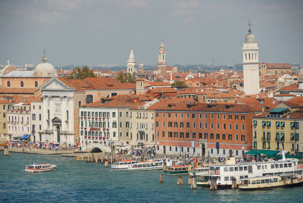 Panoramisch uitzicht op de brug en de kerk van de Pieta - Heilige Maria van de Visitatie Venetië Italië. - Foto, afbeelding