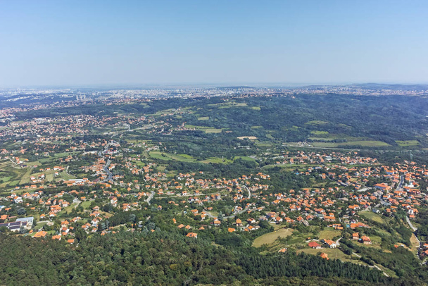 Sırbistan 'ın Belgrad kenti yakınlarındaki Avala Kulesi' nden inanılmaz panoramik manzara - Fotoğraf, Görsel