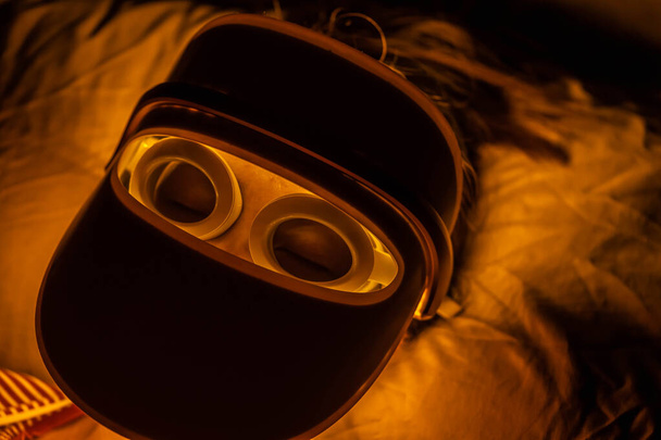 Γυναίκα με κίτρινο φως οδήγησε θεραπεία προσώπου και του λαιμού μάσκα ομορφιάς φωτονίων θεραπεία - Φωτογραφία, εικόνα