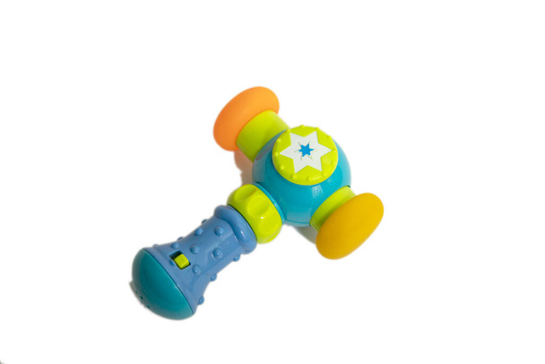 Синій пластиковий іграшковий молоток, ігровий інструмент дитячої майстерні. Ізольовані на білому тлі
. - Фото, зображення