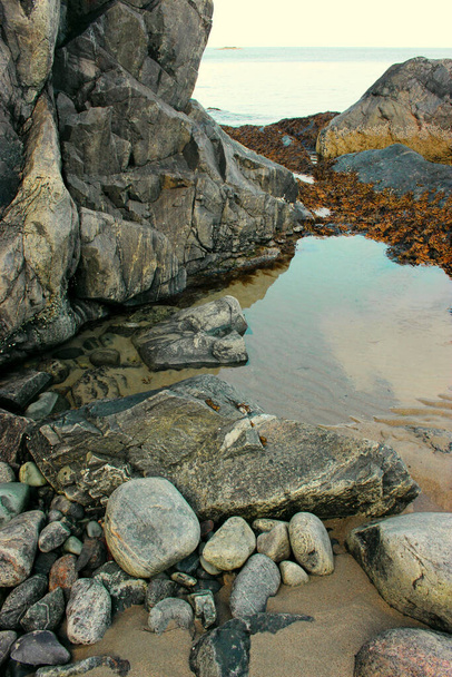 ノルウェー北部の海によって採取された水のダム - 写真・画像