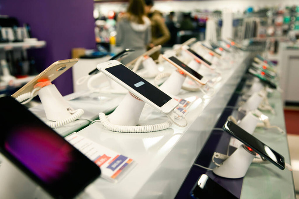 Showcase s chytrými telefony v obchodě s moderní elektronikou.  - Fotografie, Obrázek