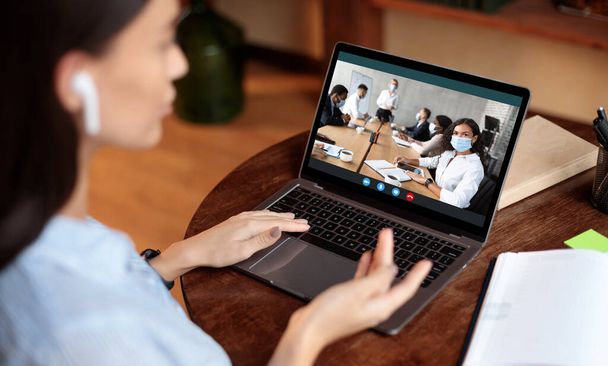 Señora usando el ordenador portátil, hablando durante la videollamada con colegas - Foto, Imagen