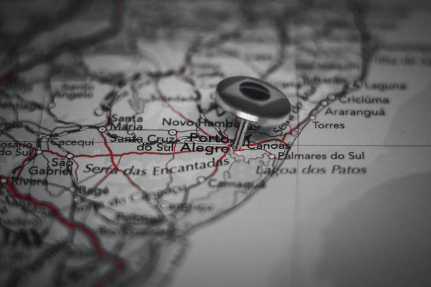 ポルト・アレグレはブラジルの旗で地図上に固定しました - 写真・画像