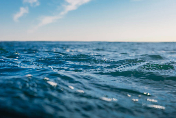 Olas azules en el océano. Textura de agua con bokeh - Foto, imagen