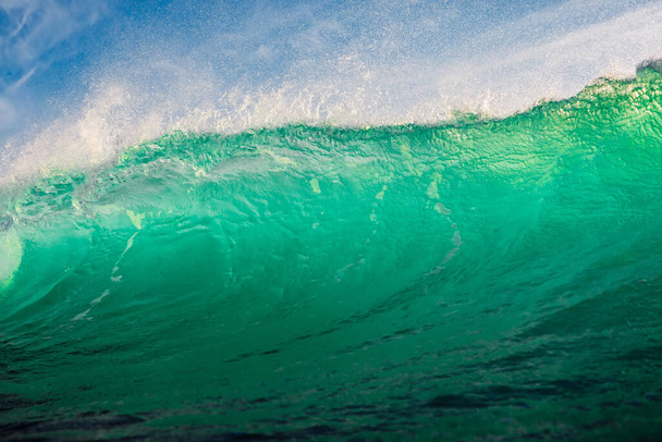 Ідеальна хвиля серфінгу в океані. Розбиття бірюзової хвилі сонячним світлом
 - Фото, зображення