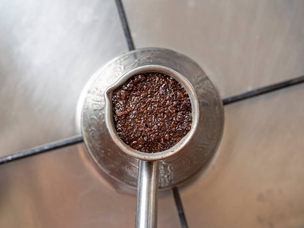 O café é fabricado em um turk de cobre em um fogão a gás. Cancro Café da manhã, café da manhã, vista superior, flat lay - Foto, Imagem