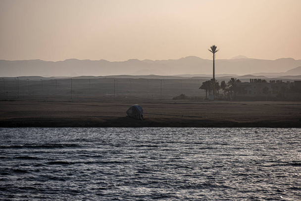 закат над пустыней и береговой линией Красного моря - Фото, изображение