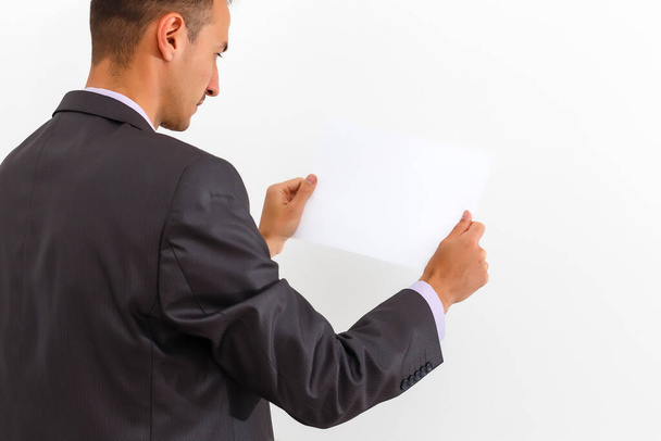 επιχειρηματίας κρατώντας ένα λευκό πίνακα κενό, πινακίδα, δείχνει ένα emty πίνακα νομοσχέδιο σε λευκό φόντο - Φωτογραφία, εικόνα