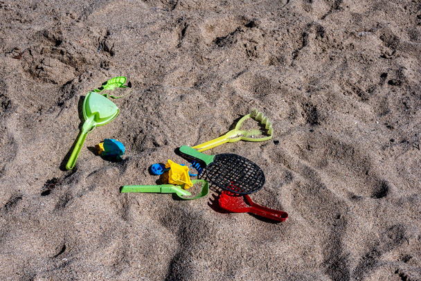 articles d'été sur le sable sur la plage en été - Photo, image