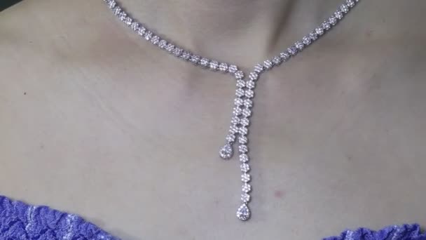 Ожерелье из белого золота с бриллиантами - Кадры, видео