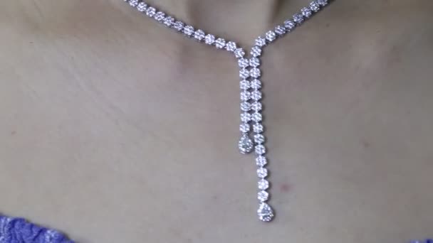 Ожерелье из белого золота с бриллиантами - Кадры, видео