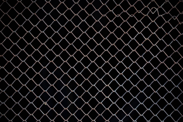 Ruosteisen rautaverkon rakenne mustalla pohjalla - Valokuva, kuva