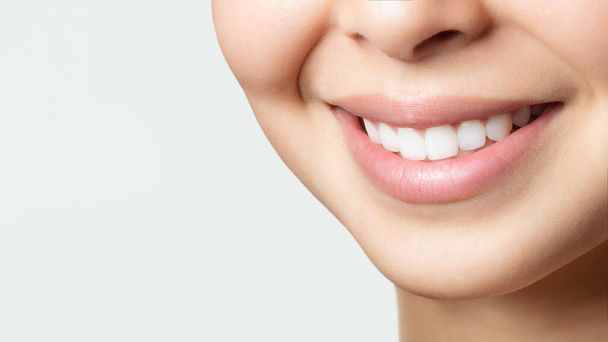 Idealny zdrowy uśmiech młodej Azjatki. Wybielanie zębów. Pacjent kliniki dentystycznej. Obraz symbolizuje stomatologię stomatologiczną. Obraz dentystyczny - Zdjęcie, obraz