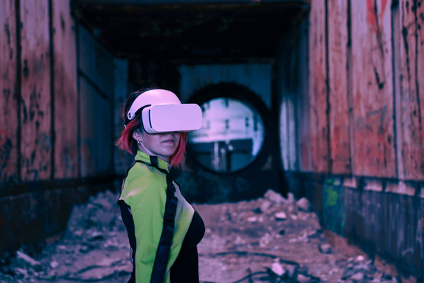 Mulher entra em realidade virtual usando fone de ouvido de realidade virtual. - Foto, Imagem