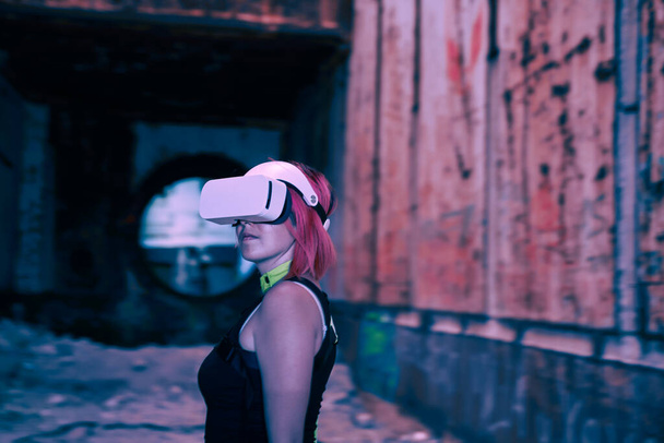 Mujer entra en realidad virtual usando auriculares de realidad virtual. - Foto, imagen