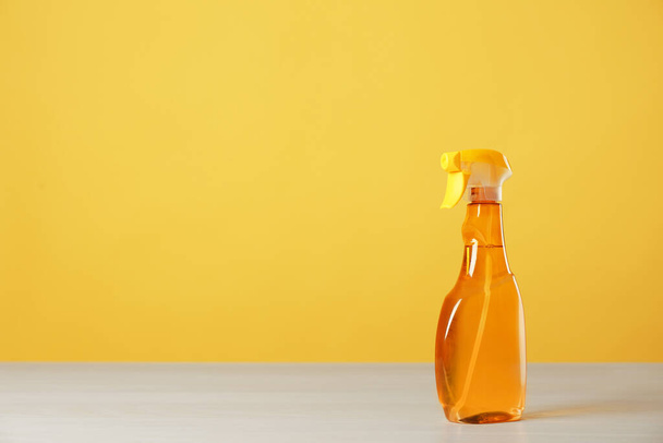 Bottiglia di prodotto detergente su tavolo leggero. Spazio per testo - Foto, immagini
