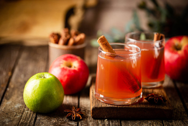 Lasi tuoretta omenamehua - Valokuva, kuva