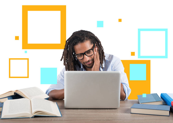 Студент навчається зі своїм ноутбуком зі столом, повним книг. Концепція онлайн іспиту
 - Фото, зображення