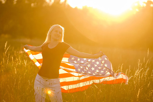 Mooie jonge vrouw met USA vlag - Foto, afbeelding