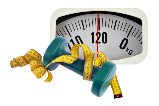 Koncept nadváhy s váhovým ovladačem, činkou a pružnou páskou na bílém pozadí - Fotografie, Obrázek