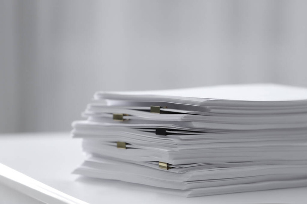 Stack of blank paper on white table, closeup - Foto, afbeelding