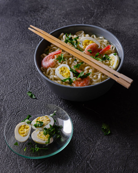 Placa de delicioso ramen con huevo y camarones. Cocina asiática picante. Gran idea para un almuerzo abundante - Foto, imagen