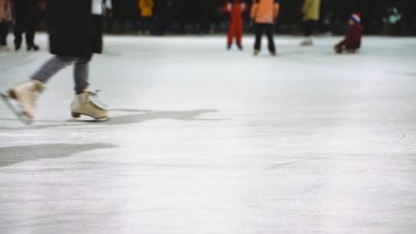 Persone pattinaggio su ghiaccio sulla pista di ghiaccio in inverno. - Filmati, video
