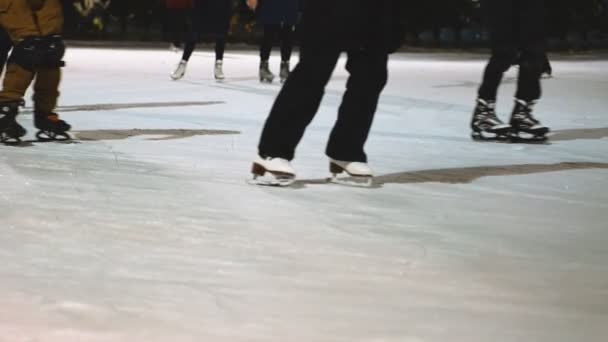 Persone pattinaggio su ghiaccio sulla pista di ghiaccio in inverno. - Filmati, video