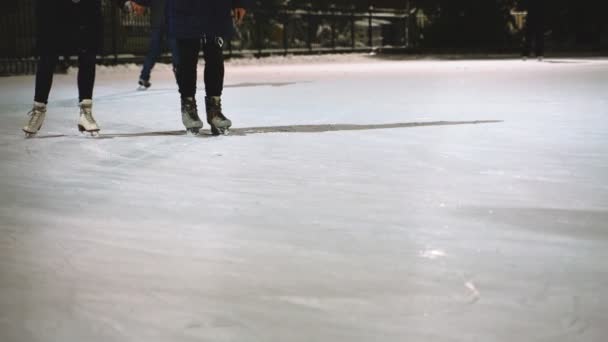 Gente patinando sobre hielo en la pista de hielo en invierno. - Metraje, vídeo