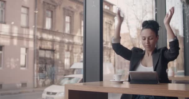 Bizneswoman męczy się po pracy - Materiał filmowy, wideo