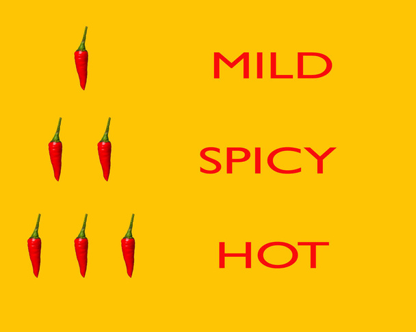 Kuva mausteinen taso käsite käyttäen pieni chili pippuri tai "cili padi" keltaisella pohjalla - Valokuva, kuva