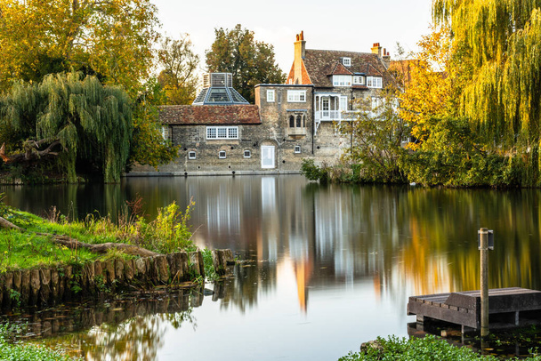 Longa exposição do edifício típico de Cambridge junto ao rio - Foto, Imagem