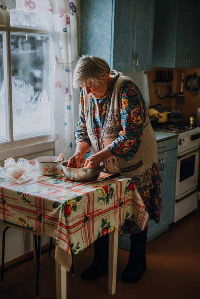 Russe mamie boucher un poulet avec ses mains nues - Photo, image