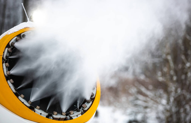 Canhão de neve, máquina ou arma nevando as encostas ou montanha para esquiadores snowboarders, neve artificial - Foto, Imagem