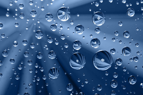 Makro fotografia bańki w napoju gazowanym z odbiciami w kolorze niebieskim monochromatycznym - Zdjęcie, obraz